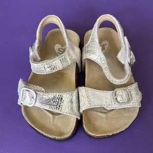 Stride rite shoes ,  baby size 5. (Approx 12-18 mos) Velcro.